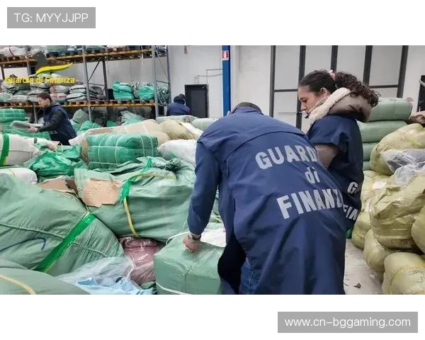 警方打击那不勒斯地区假冒球衣制售窝点