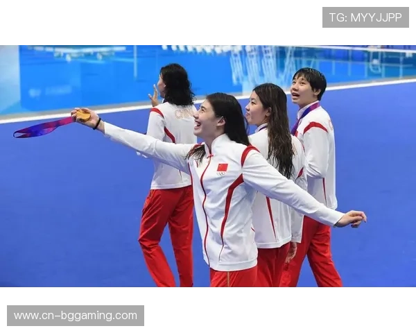 颁奖仪式庄重热烈，获奖运动员与观众热情互动